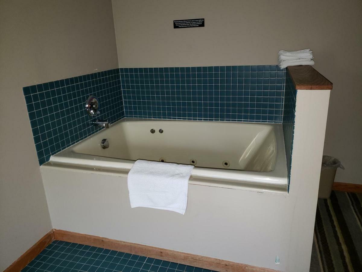 Super 8 By Wyndham Watseka Hotel ภายนอก รูปภาพ